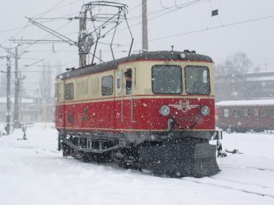 1099 002 mit Schneefplug in St. P�lten Alpenbahnhof