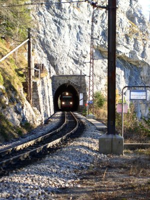 5090 004 bei der Ausfahrt aus dem Reithmauertunnel