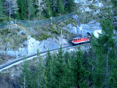 2095 bei der Ausfahrt aus dem kleinen Klausgrabentunnel