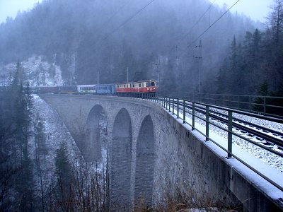 1099 013 und 011 auf dem Saugrabenviadukt