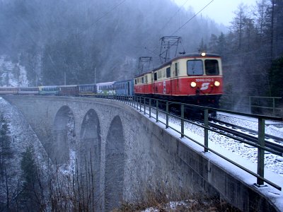 1099 013 und 011 auf dem Saugrabenviadukt