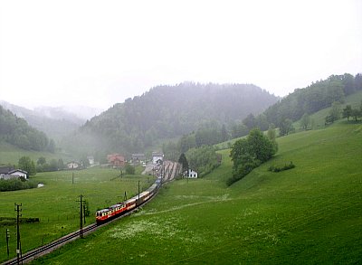 Doppeltraktion 1099 bei der Ausfahrt aus Laubenbachmhle