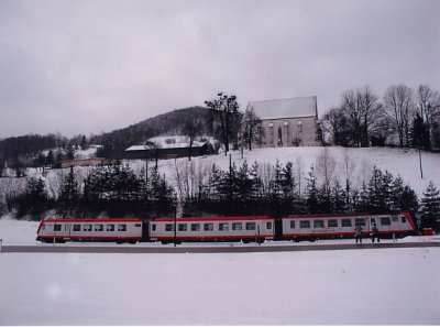 Triebwagen 4090 vor der Andreaskirche 