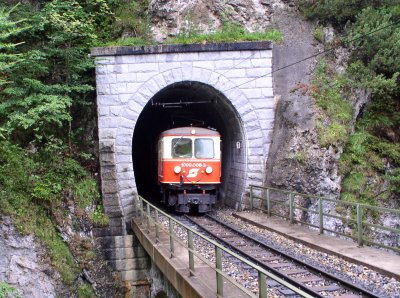1099 008 bei der Ausfahrt aus dem Groen Zinkentunnel