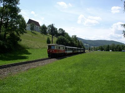 1099 008 vor der Andreaskirche bei Steinschal Tradigist