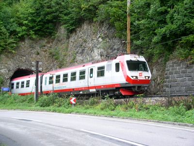 Triebwagen 4090 bei der Ausfahrt aus dem Weienburger-tunnel