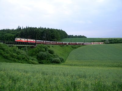 Doppeltraktion 1099 mit 13 Wagen Zug auf der Matzersdorfer Brcke
