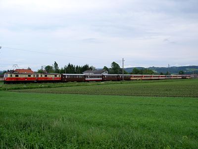 Doppeltraktion 1099 auf der Geraden zwischen Ober Grafendorf und Klangen