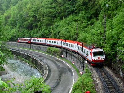 Der vierteilige Triebwagen 4090 und ein 5090 bei der Einfahrt in den Schönau-Tunnel